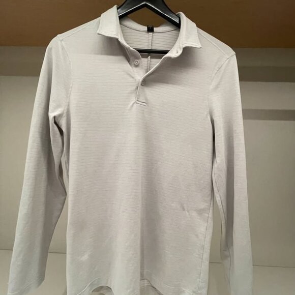 Bundle of men's Lululemon shirts. - Picture 4 of 6